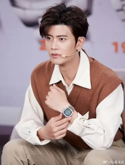 任嘉伦超话68    正如歌词一样  你笑起来真好看,  像春天的花一样