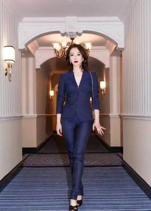 40岁陈数现活动,真空上阵惹争议,网友:还不如不穿呢!