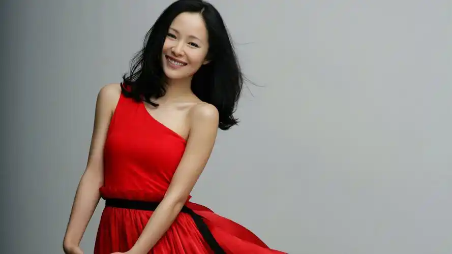 甜美气质女星笔仙3江一燕长裙性感写真电脑桌面壁纸高清大图预览1366x