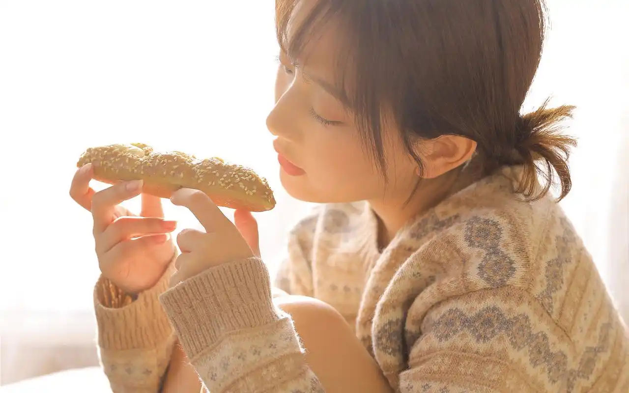 初秋毛衣美女图片高清桌面壁纸