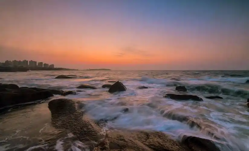 青岛清晨的海边