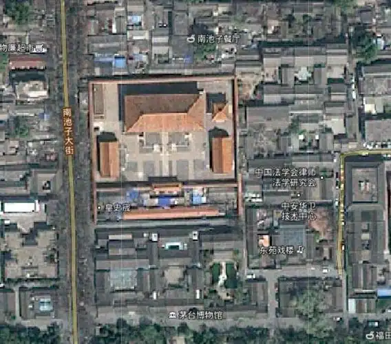 下面是皇史宬的卫星图,从空中看起来这是一个古建筑,但里面已经充满了