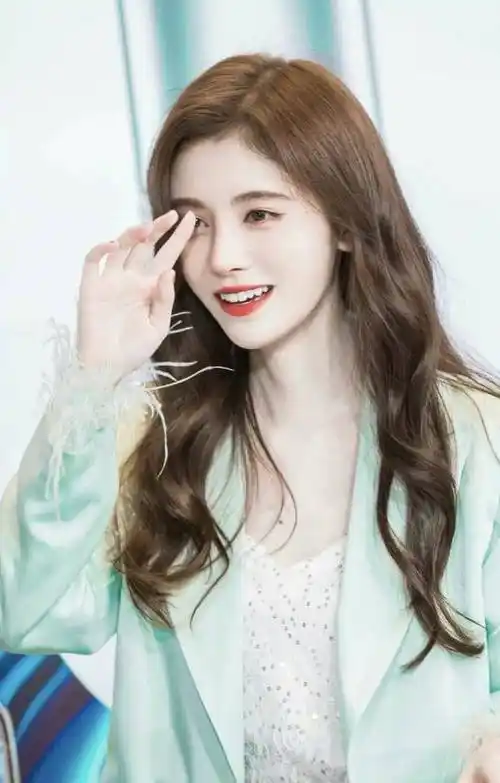 骑车照也十分惊艳,鞠婧祎身穿修身皮裤,高扎马尾帅酷十足_衣服_风格