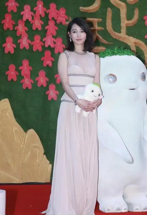 白百何虽然长得很清纯,但穿上透视裙依旧很妩媚,秀出美背好撩人