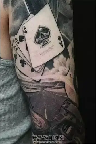 男性大臂欧美黑灰扑克牌纹身