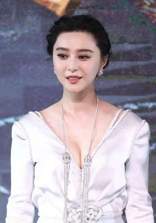 范冰冰穿深v礼服让人眼前一亮网友衣服太紧了都嘞出赘肉了
