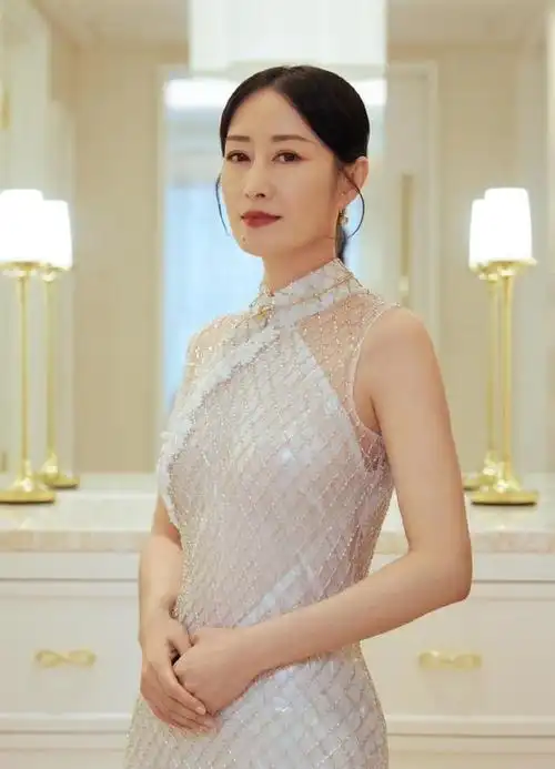 人到中年,刘敏涛依旧凭借自己的自拍图惊艳了众人,她身着旗袍搭配精致