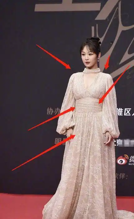 杨紫身材又引热议,星光大赏生图流出,她的腰成了大家关注的重点_裙子