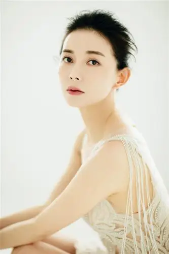 刘敏生日大片妆容精致迷人 高冷凸显气场十足