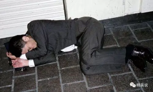 黑色的系带皮鞋,挺括的细条纹西装…画面中的男人们穿着讲究,却以各种