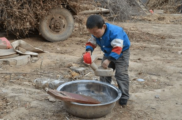 农村孩子快乐的童年,面对镜头他们自娱自乐,这勾起了无数人的记忆