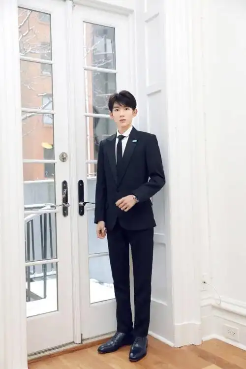 [tfboys][新闻]180130 王源工作室送源哥会议造型照 黑色西装简而不凡