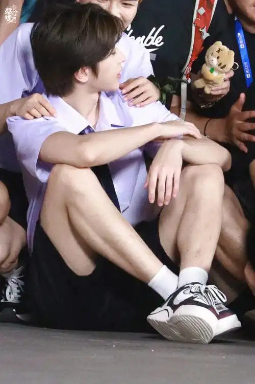 06.12|芭提雅男高毕业照,帅炸了!@蔡徐坤