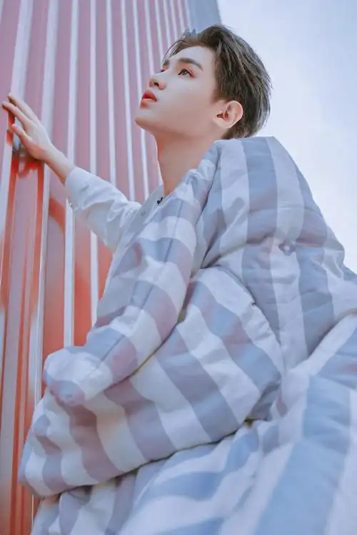 黄明昊这就是潮流#黄明昊《这就是潮流》官宣海报热爱潮流做自己!