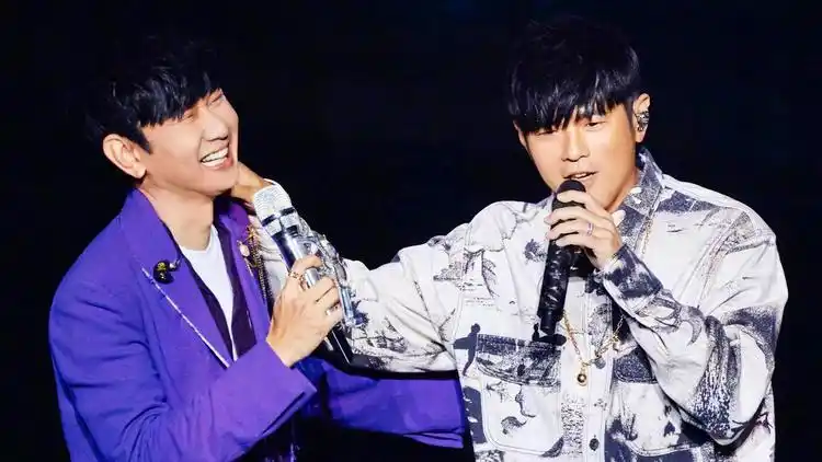 周杰伦林俊杰商业互夸!演唱会神仙合作超好听,网友:想看演唱会