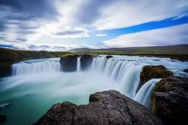 从此"众神瀑布"由此得名.