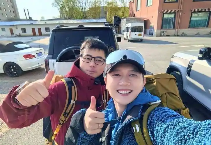 德云社孟鹤堂发文,穿着大褂在外野营,帅气造型引粉丝热议_周九良_观众