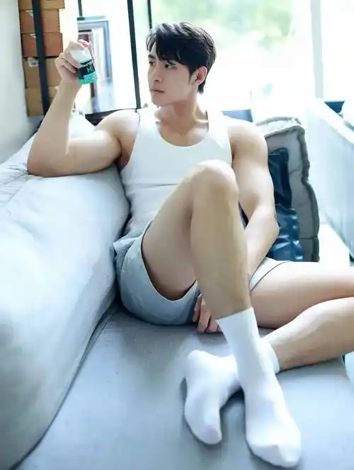 魅力四射:刘杨皓的完美身材和活力气质_运动_男人_音乐