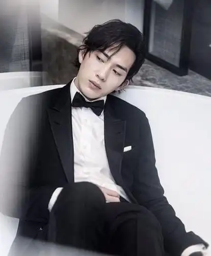 小鲜肉过时了?井柏然留长发走起日系妖孽路线