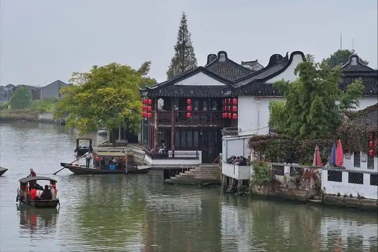 上海保存最完整的江南水乡古镇位于青浦依山傍湖但不是金泽