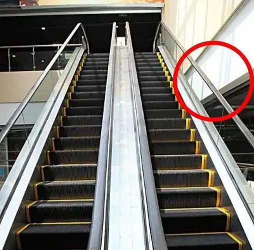 楼梯扶手与天花板之间也非常危险,扶梯运行时,扶手与天花板的这个角度