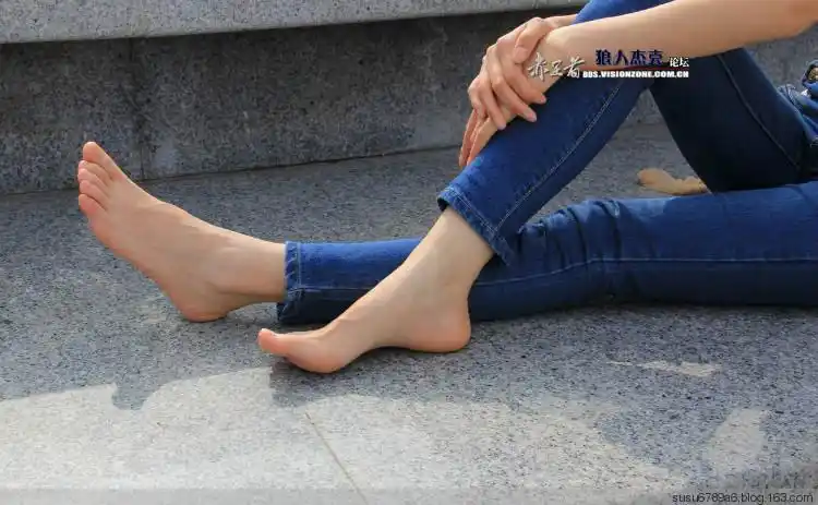 或者"纤纤玉足"男人对于女人美丽的脚迷恋,常遭人不屑不齿的, 尽管