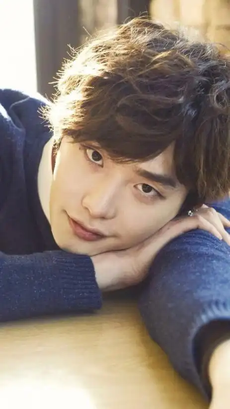 帅气韩国小鲜肉李钟硕 明星图片