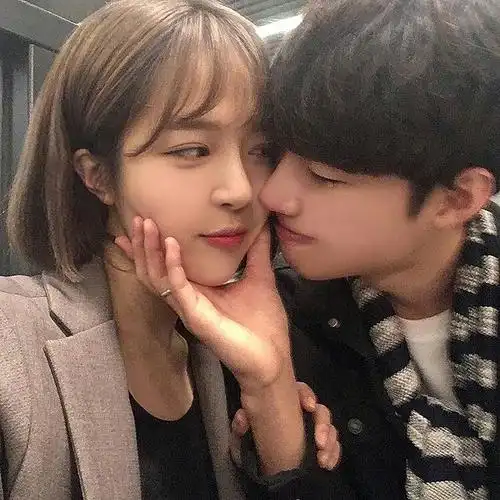 脸贴脸 两人间的距离感很重要,因为是情侣照,所以通常都会是自拍照吧