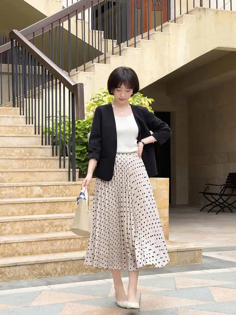 白色的波点半身裙怎么这么经典呢?