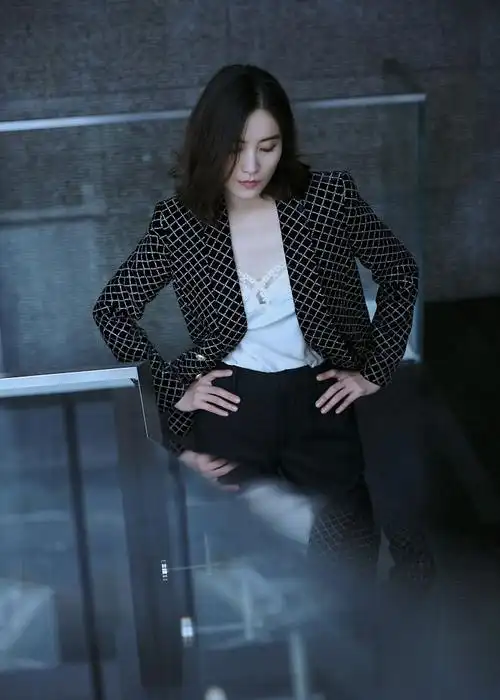 5/ 6宋佳西装内内搭蕾丝花边吊带完美诠释了什么叫做"又美又飒".