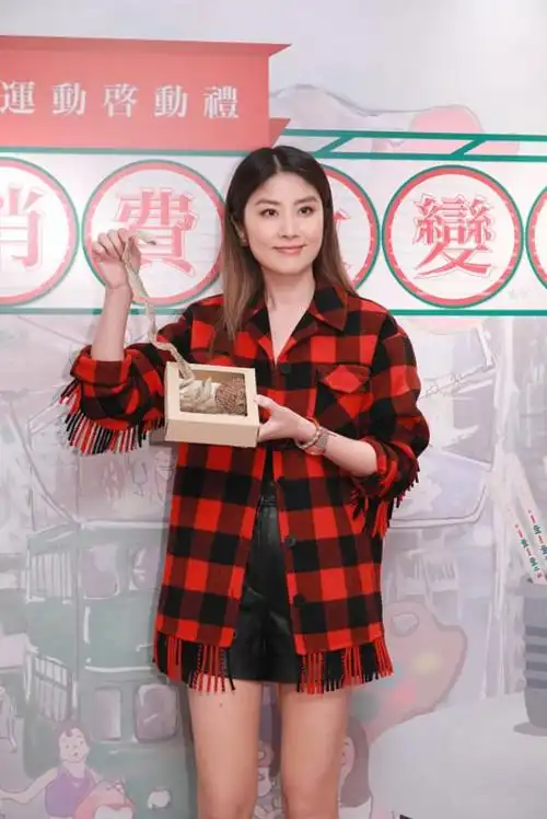 快50岁的陈慧琳不仅穿搭养眼,站姿都很独特,"内八"造型真别致