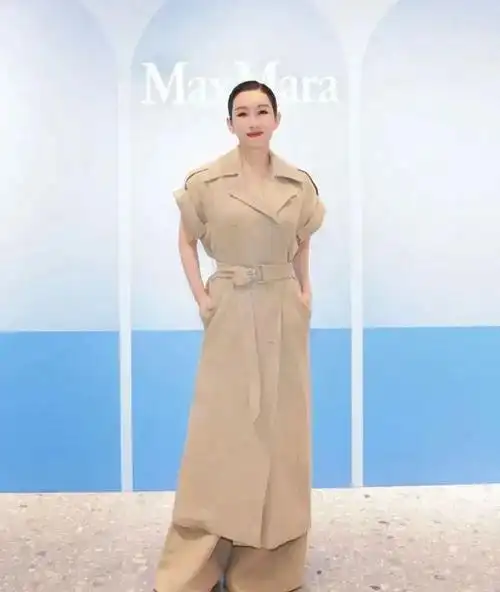 秦海璐脸肿到认不出拖地裤配无袖风衣毫无美感穿出1米5既视感