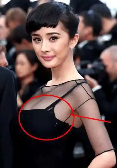 杨幂黑丝礼服装, 胸罩凸起网友: 大幂幂也靠大号乳贴挤出来
