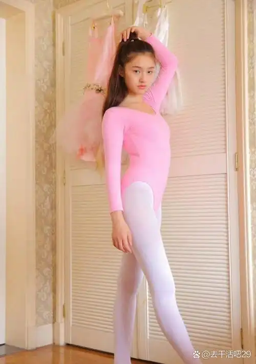 林允,早期练舞的美照,清秀的脸庞,清澈的眼镜,苗条的身材,优美的舞姿