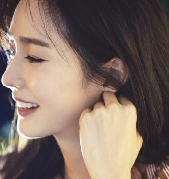 成宥利时装杂志写真曝光,网友:要一直幸福下去哦