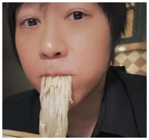 打破抿嘴微笑阿信罕见露2排齿粉20年都没发现牙齿如此齐