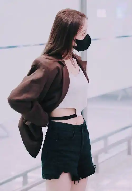 姜贞羽本来就是为女团出道而准备的,所以身材条件自然毋庸置疑.