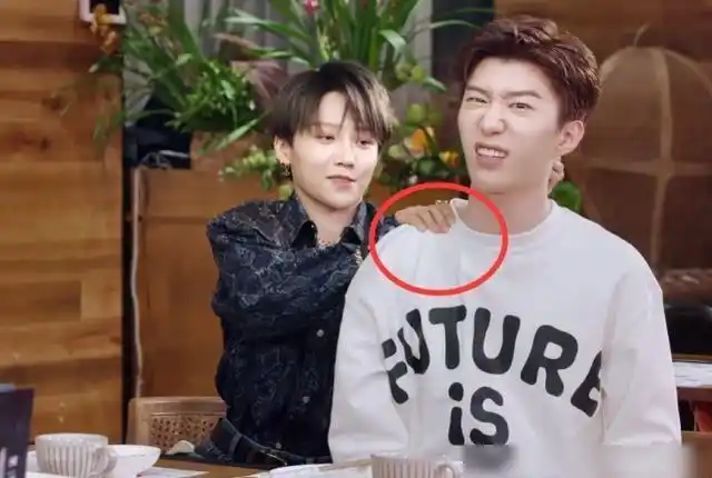 刘雨昕给范丞丞按摩时手放位置完全是下意识不愧是女友专属