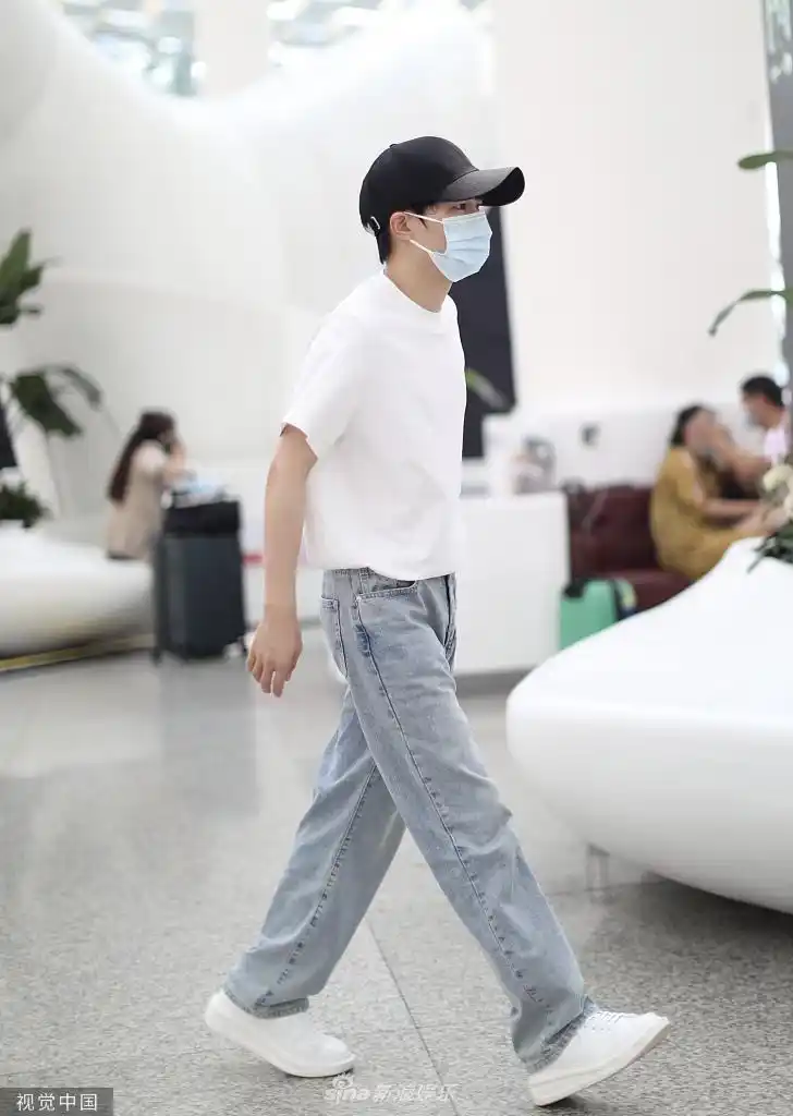 组图:周深白t恤搭牛仔裤极致简约清爽 头戴棒球帽少年感十足
