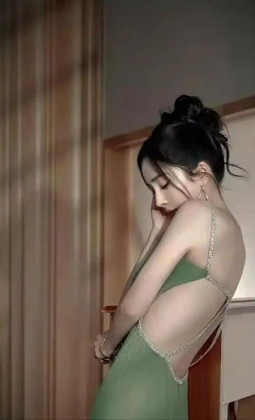 有人说:"杨幂是内娱颜值和身材赛道的天花板.