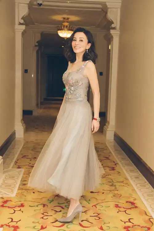 王琳全新吊带纱裙写真 颜值身材精致满分