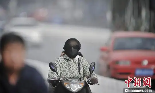 天津发布霾黄色预警 市民蒙面出行(2)