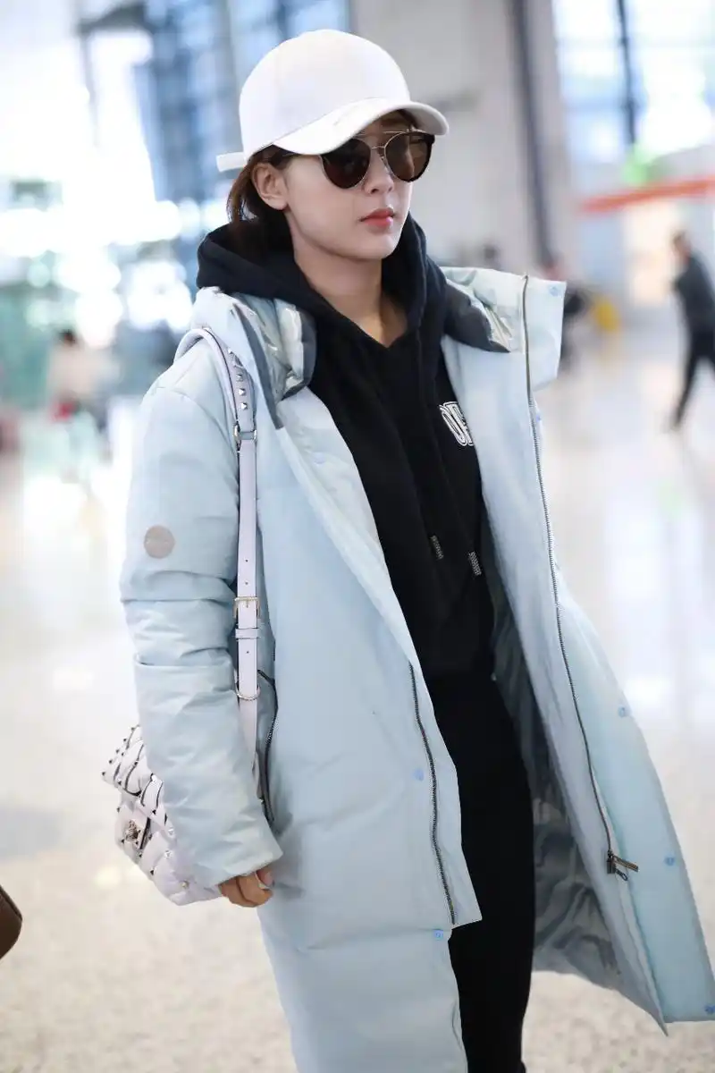 杨紫穿白色羽绒服现身机场皮肤白皙,戴白色棒球帽和墨镜又酷又美