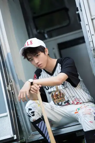 王俊凯×《superelle》拍摄花絮图