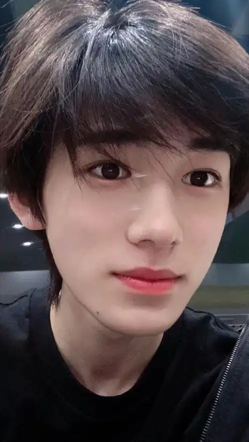 宋亚轩的怼脸瞬间照片无水印