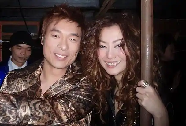 51岁郑秀文家庭聚会,老公许志安也现身镜头,一家人团聚很开心