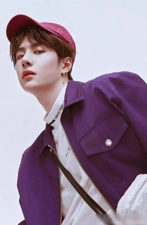 "人狠话不多"的王一博,穿上高贵冷艳的紫色,谁还敢接近他?