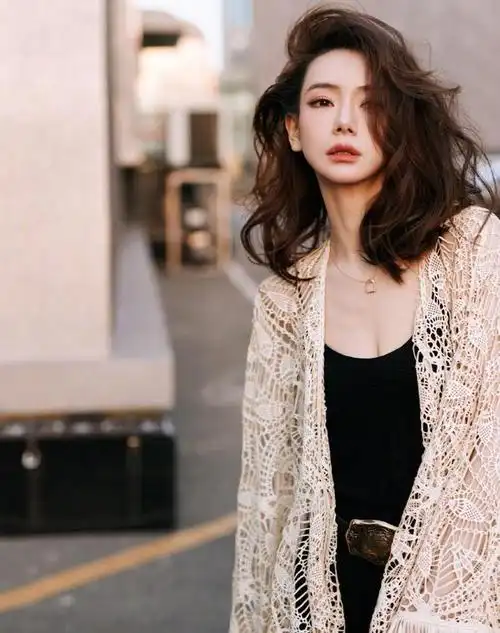 戚薇最新春日写真展现悠然格调