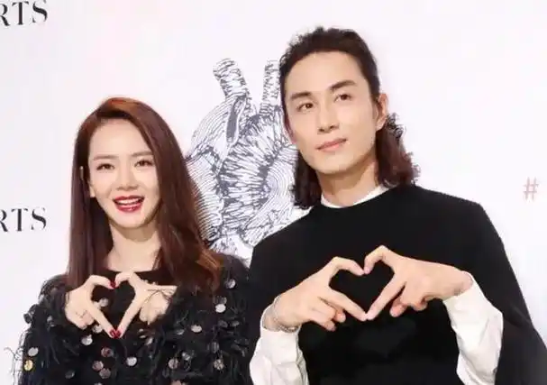 偶遇戚薇李承铉一家三口,并排同行气质出众,8岁lucky长腿抢镜