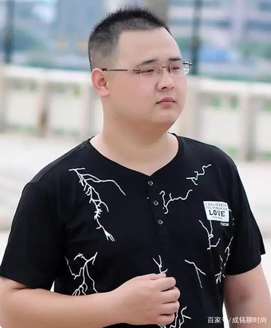 适合大头大圆脸的男生发型,两边剪薄,头顶留长精干又显脸瘦